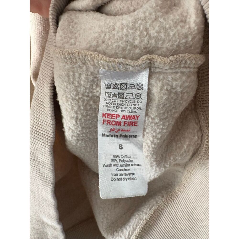 🐿️ Pretty Little Thing Tan Pullover Babe Sweatshirt Size Small - Picture 8 of 8